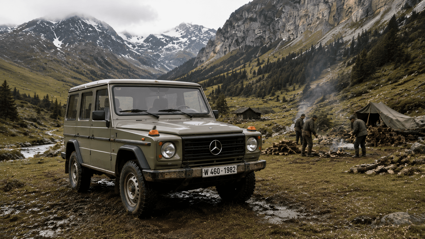 經典 Mercedes G-Class W460 停在高山工作營地,周圍人員正在整理木材與裝備